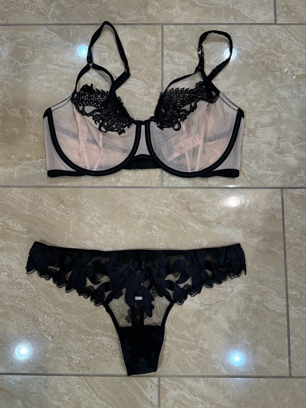Victoria’s Secret Bra & thong Set. Size 34DD & medium bottom. Brand new w/ tags